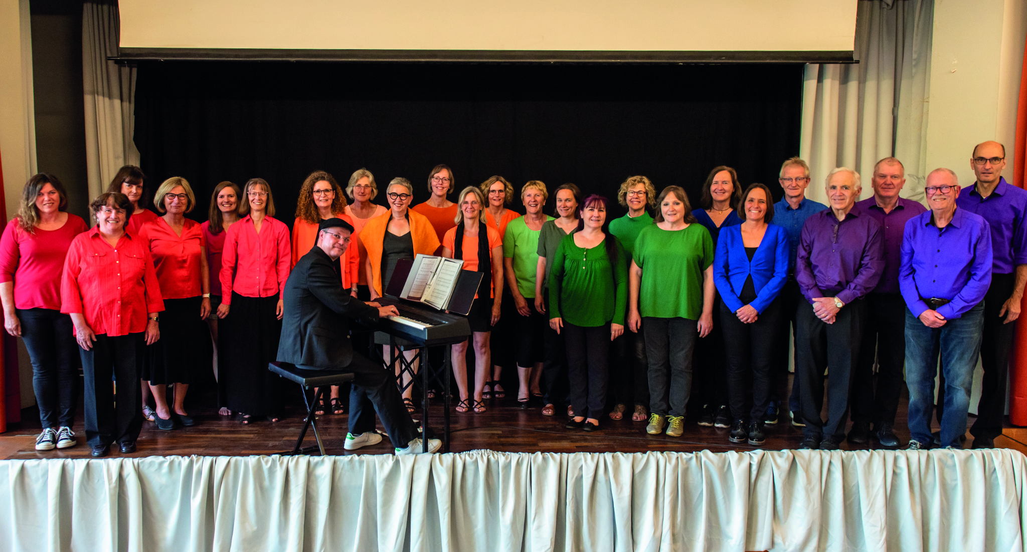 Alle choriossängerinnen und sänger auf einer bühne