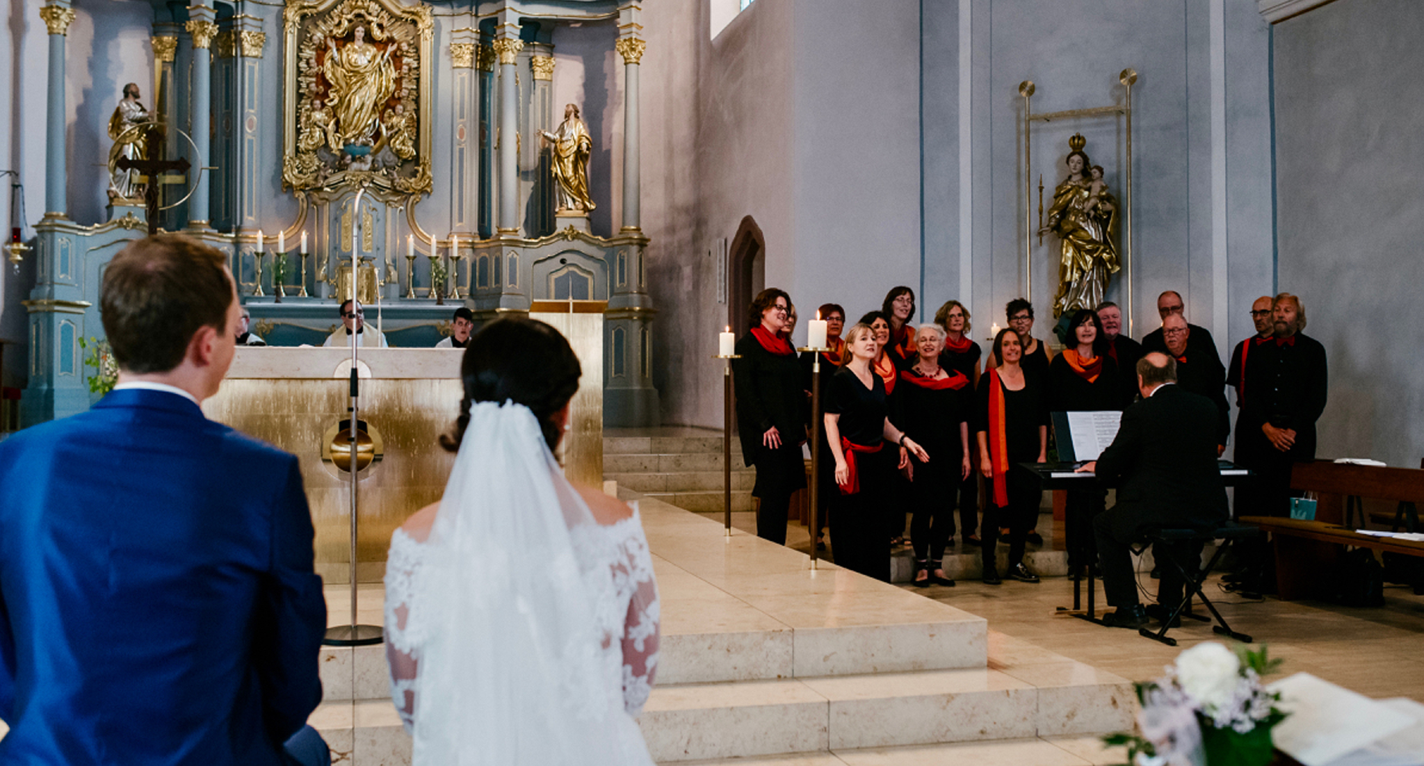 Chorios singt in einer Kirche