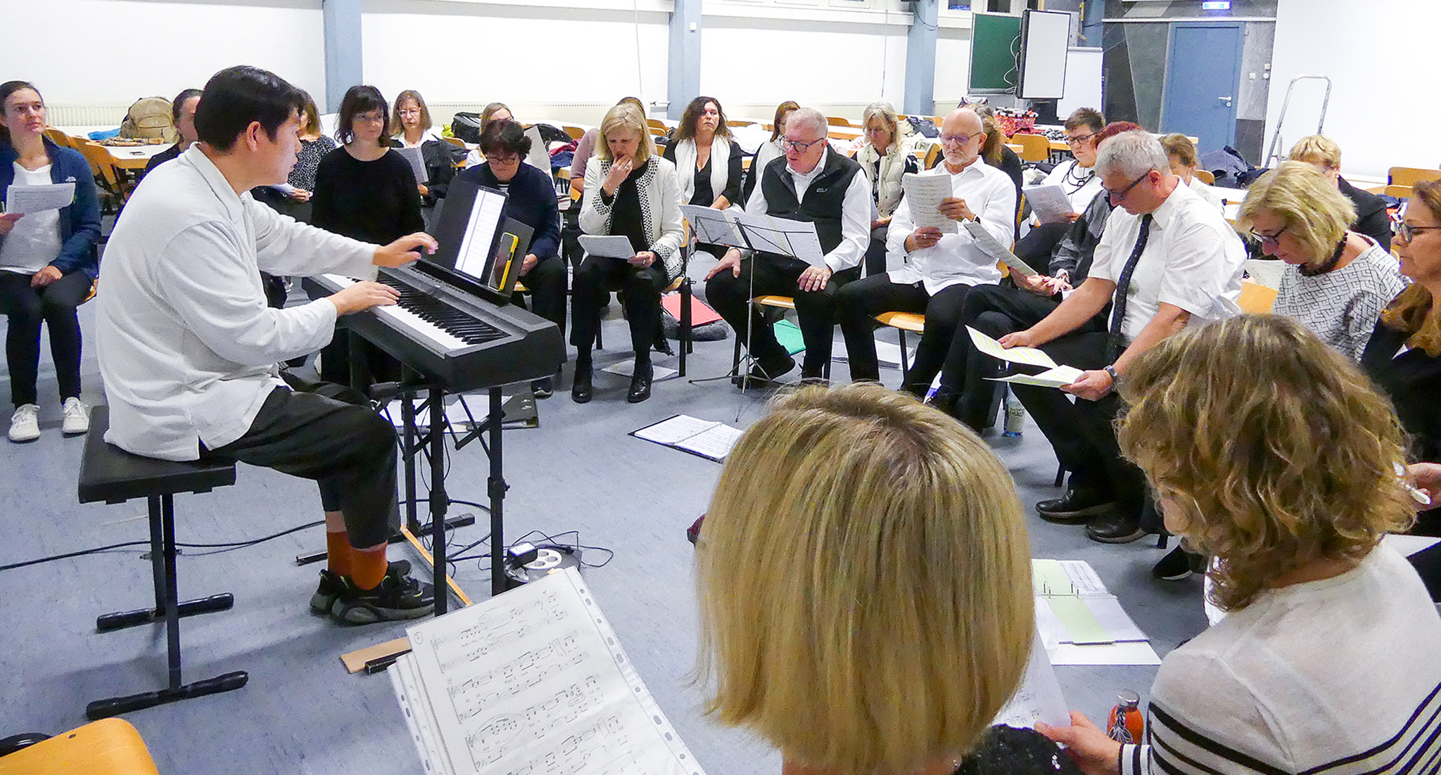 Chorios singt in einer Kirche